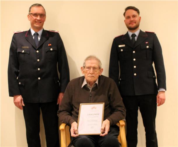 Claus Tiedemann wurde für seine 80-jährige Mitgliedschaft in der Feuerwehr Oerel geehrt.