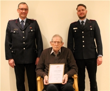 Claus Tiedemann wurde für seine 80-jährige Mitgliedschaft in der Feuerwehr Oerel geehrt.