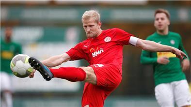 Clemens Schoppenhauer klärt einen Ball im Spiel des FC Oberneuland gegen HSC Hannover.