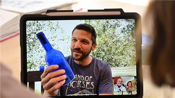 Nach fast zehn Jahren: Flaschenpost taucht wieder auf Clint Buffington hat die Flaschenpost gefunden.