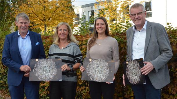 Neuer Rotary-Kalender: Eine Tradition für den guten Zweck Club-Pressesprecher Marco Tulodetzki (von links), Club-Präsidentin Yvonne Beißenhirtz, Club-Sekretärin Theresa Borgardt und Rotarier Andreas Pape präsentierten gestern in herbstlicher Kulisse den neuen Rotary-Adventskalender.