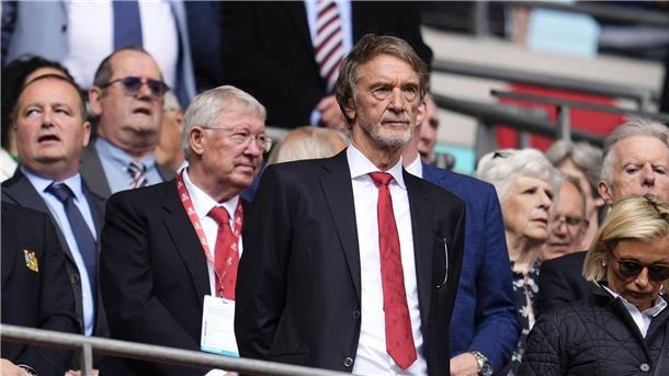 Kein Erfolg über Nacht: Manchester United setzt auf Geduld Co-Inhaber Ratcliffe (vorne M) sprach dem Trainer vorerst eine Art Jobgarantie aus. (Archivbild)