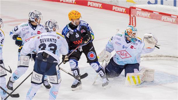 Pinguins trotzen allen Widrigkeiten und siegen beim Heimcomeback von Conrad Ein Eishockeyspieler läuft über das Eis. Es ist Colt Conrad von den Fischtown Pinguins aus Bremerhaven.
