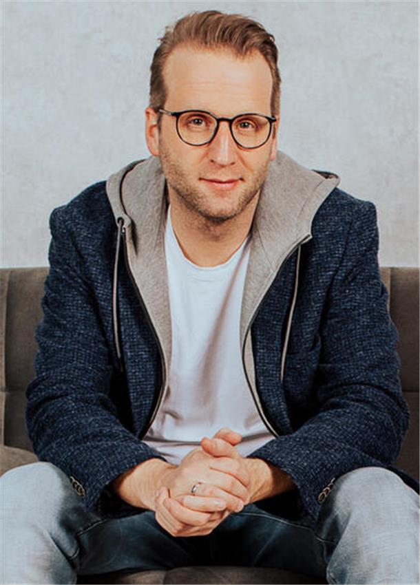 Seelandhallen: Comedian Benni Stark und der Wahnsinn des Einzelhandels Comedian Benni Stark kommt in die Seelandhallen Achtern Diek.