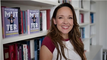 Comedian und Autorin Carolin Kebekus steht nach einem Interview zu ihrem neuen Buch über Muttersein in einem Besprechungsraum des Verlages Kiepenheuer und Witsch.