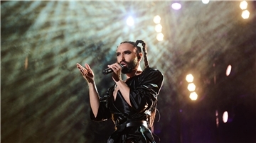 Conchita Wurst bei einem Benefiz-Konzert in der Mercedes-Benz-Arena 2023.