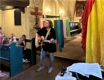 Eine Frau mit Gitarre.