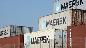 Rückzug aus dem Ölgeschäft: Maersk verkauft Supply Service Container des Schifffahrtskonzerns Maersk stehen gestapelt im Tema-Hafen in Accra, Ghana.