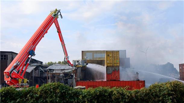 Löscheinsatz nach Großbrand Hamburger Hafen fast beendet Container für Container mussten die Feuerwehrleute öffnen und ablöschen, damit keine neuen Brandherde entstehen.
