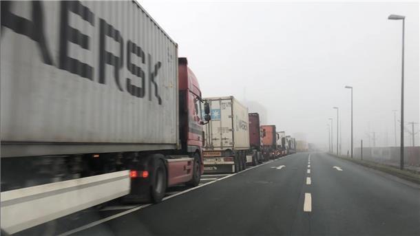 Fernfahrerstammtisch: Warum ein Loch im Container immer für Ärger sorgt Container-Lkw stauen sich im Nebel in Richtung Überseehafen und Container-Terminal Bremerhaven.