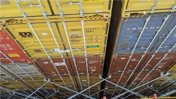 Container und kein Ende - Blick in die Ladeflächen der „MSC Michael Cappellini“.