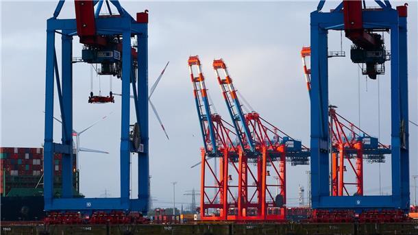 Ifo-Umfrage: Exporterwartungen gehen zurück Containerbrücken am Containerterminal von Eurogate in Hamburg.