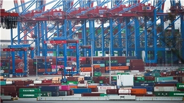 Containerbrücken am Terminal Burchardkai (CTB) der Hamburger Hafen und Logistik AG (HHLA).