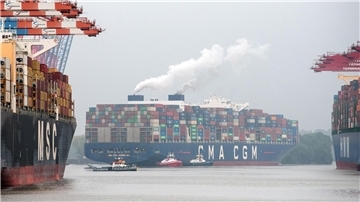 Containerschiff „CMA CGM Zheng He“ der französischen Redderei CMA CGM. Das Schifffahrts- und Logistikunternehmen CMA CGM will Bolloré Logistics für 5,1 Milliarden Dollar kaufen.