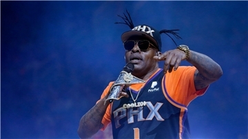 Coolio tritt in der Halbzeitpause eines NBA-Basketballspiels im US-Bundesstaat Arizona auf.