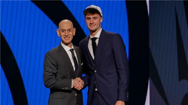 Nur LeBron James war jünger: Mavs holen NBA-Talent Flagg Cooper Flagg (rechts) mit NBA-Boss Adam Silver. Flagg spielt künftig für die Dallas Mavericks.
