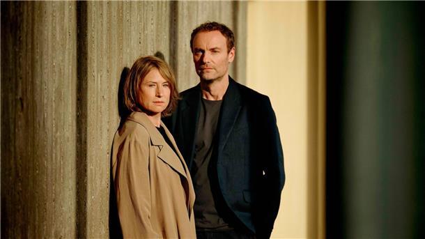 Mehr als 23 Hingucker fürs Fernsehjahr 2023 Corinna Harfouch als Susanne Bonard und Mark Waschke als Kriminalhauptkommissar Robert Karow bei den Dreharbeiten für den ersten gemeinsamen Berliner „Tatort“.