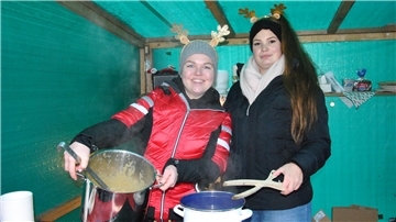 Corinna Hencke (links) aus Eidelstedt und Fabienne Weber aus Nordenham verkaufen Erbsensuppe auf dem Sittenser Weihnachtsmarkt.