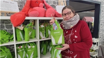 Corinna Mosebach vom Verein Bremerhavener Haustierversorgung organisiert in ihrer Lagerhalle am Lipperkamp nicht nur Weihnachts-, sondern auch Ostermärkte. Mit "Überraschungsei" für Senioren, die in Heimen leben.