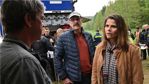 Corinna Ott (Katharina Wackernagel, r) und Ralph Ott (Götz Schubert, M) sind entsetzt, dass Frank Ott (Peter Schneider, l) sich nicht an der Suche nach seiner vermissten Tochter beteiligen möchte.