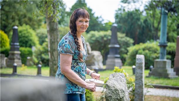 Bloß nicht dran rütteln Cornelia Graupner, Friedhofsverwalterin in Wulsdorf.