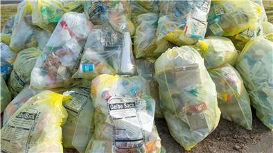 Corona beschert mehr Plastikmüll, zum Beispiel durch die Tests an potenziellen Corona-Patienten. Das lässt sich kaum vermeiden. Bei To-go-Verpackungen könnte es auch anders laufen.