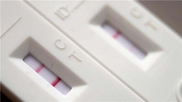 Corona-Inzidenz in Niedersachsen steigt massiv Corona-Schnelltests mit positivem (l) und negativem Ergebnis liegen auf einem Tisch.