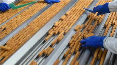 Coronabedingte Probleme bei der Lieferung von Rohfisch sorgen bei Frosta für Umstellungen in der Produktion. Die Mitarbeiter kommen nun verstärkt in jenen Bereichen zum Einsatz, wo Pfannengerichte ohne Fisch und Gemüsemischungen hergestellt werden. Foto: Jaspersen/dpa