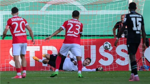Dank Ersatzkeeper: Cottbus wirft Hannover aus dem Pokal Cottbus-Keeper Alex Sebald fliegt beim Elfmeter in die richtige Ecke.
