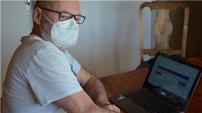 Cristian Tornau hat sich vor seinem langersehnten Impftermin im Internet umfassend über die Impfung informiert. Er wollte vorbereitet sein auf den Tag, der ihn aus der Isolation befreien sollte. Daraus wurde nichts.