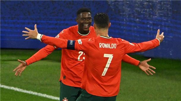Cristiano Ronaldo feiert seinen Treffer zum 1:2 mit Nuno Mendes.