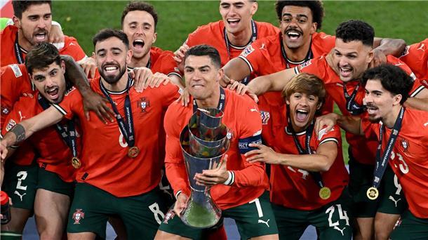 Ronaldos dritter Titel mit Portugal: „Gibt nichts Besseres“ Cristiano Ronaldo (M.) genoss Portugals Triumph bei der Nations League sichtlich.