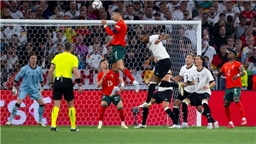 Cristiano Ronaldo (M) imponiert auch im Alter von 40 Jahren noch.