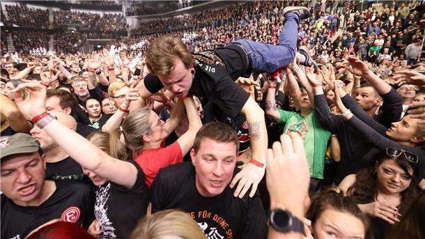 Tote Hosen spielen Benefizkonzert für Erdbebenopfer Crowdsurfing im Düsseldorfer PSD Bank Dome beim Benefizkonzert der Toten Hosen.