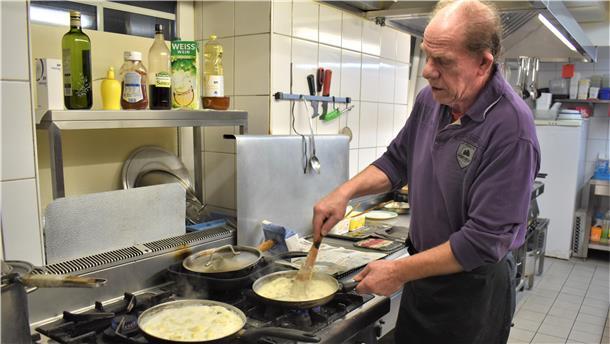 Curry-Sahne-Sauce für „Farfalle mit Shrimps“ - Gastronom Leopoldo Caniglia ist in seinem Element. Ab Anfang Februar kocht er nicht mehr in Bad Bederkesa.