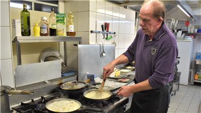 Curry-Sahne-Sauce für „Farfalle mit Shrimps“ - Gastronom Leopoldo Caniglia ist in seinem Element. Ab Anfang Februar kocht er nicht mehr in Bad Bederkesa.