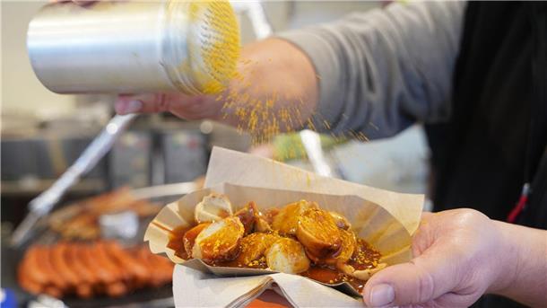 Currywurst ist in Deutschland beliebt.