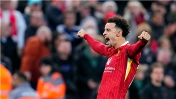 Curtis Jones von Liverpool jubelt über seinen Treffer zum 2:1.