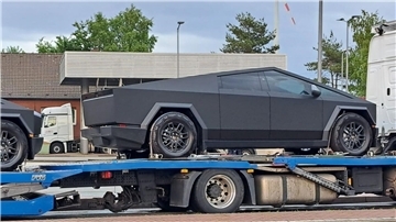 Auto auf Anhänger.