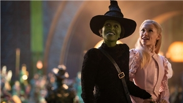 Cynthia Erivo als Elphaba und US-Popstar Ariana Grande als Glinda glänzen in „Wicked“.
