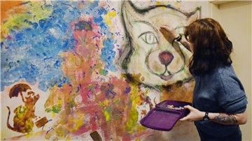 Da fehlt Farbe: In Claudia Riens Atelier werden nicht nur Leinwände bunt gemacht, auch die Wände bekommen Farbe.
