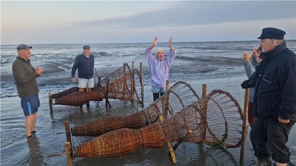 Da freuen sich Fischer und Flechter: die Reusen aus dem Weidenzentrum Wurster Nordseeküste bewähren sich bei den Mitgliedern des Heimatkreises Wremen auch in der Praxis.