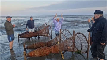 Da freuen sich Fischer und Flechter: die Reusen aus dem Weidenzentrum Wurster Nordseeküste bewähren sich bei den Mitgliedern des Heimatkreises Wremen auch in der Praxis.