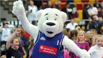 Da freut sich Maskottchen Dunky: Die Eisbären haben erstmals seit der Saison 2018/2019 die BBL-Lizenz erhalten.