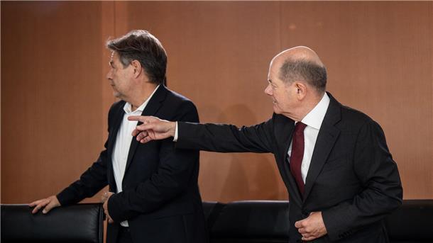 Da geht es lang: Olaf Scholz und Robert Habeck vor Beginn der Sitzung des Bundeskabinetts im Kanzleramt.
