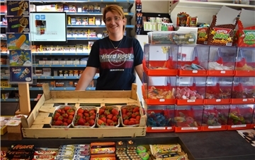 Da hatte sie noch gut lachen: Janina Schock, Betreiberin von Kalli's Kiosk, hoffte im Sommer noch, den Kiosk retten zu können, indem sie die Schiffdorfer mobilisiert. Aber das hat nicht geklappt.