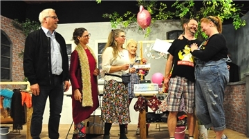 Da ist was los: Die Theatergruppe Sürwürden-Alse bringt die Komödie „Trara op den Basar“ auf die Bühne.