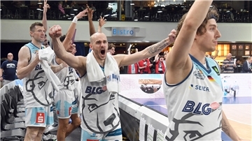 Da jubelt die Eisbären-Bank mit (von links) Robert Oehle, Simon Krajcovic und Lennard Larysz. Gegen die Gladiators Trier hatte es am Sonntag lange nach einer Heimniederlage ausgesehen