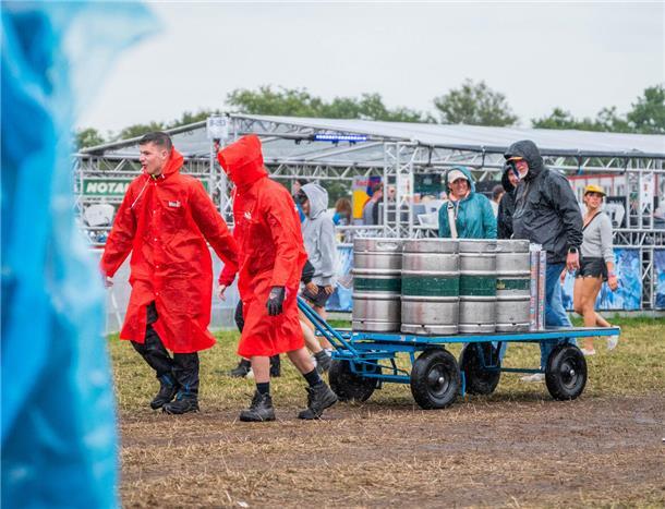 Da kommt auch schon der Bier-Nachschub.