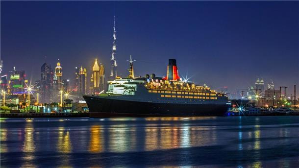 Da liegt sie nun als Hotelschiff: Die „Queen Elizabeth 2“ im Yachthafen Port Rashid in Dubai.